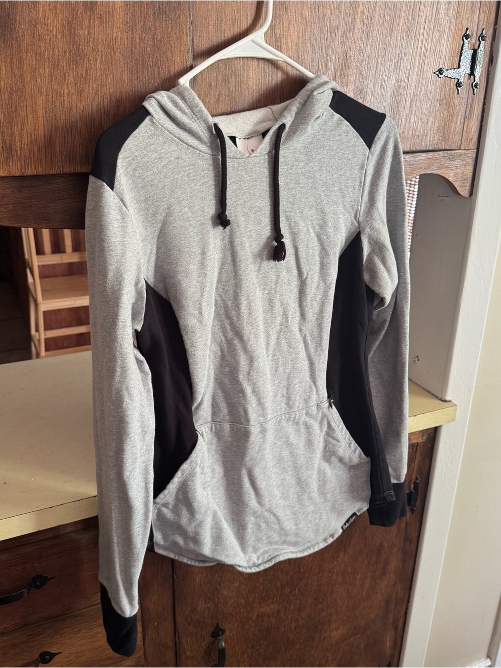 Boobie Juice Nursing Wear Gray & Black Hoodie Size M
Invisible zipper